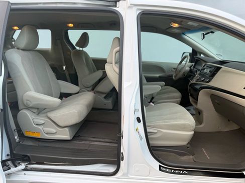 Used 2013 Toyota Sienna L image 10