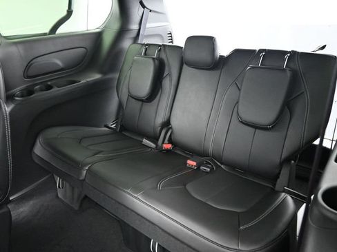 Used 2025 Chrysler Voyager LX FWD image 16