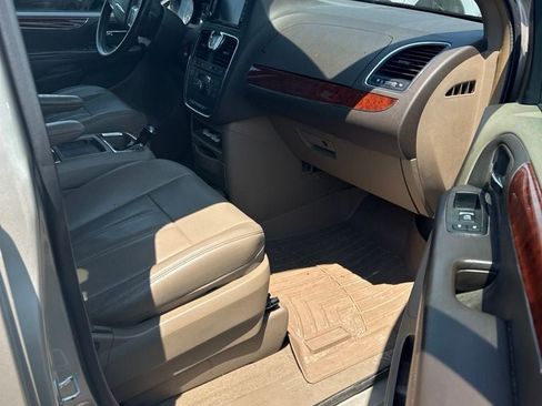 Used 2013 Chrysler Town & Country Touring FWD image 7