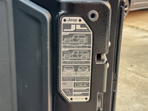 Used 2024 Jeep Wrangler Unlimited w/ Convenience Group AWD/4WD image 18