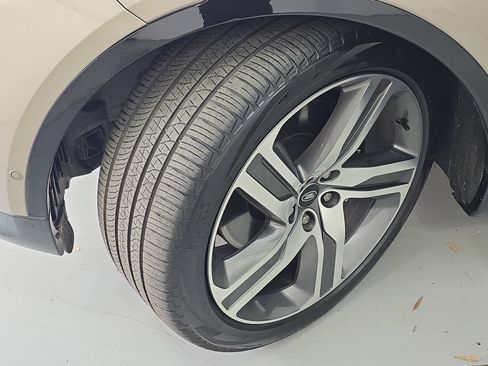 Certified 2024 Land Rover Discovery Metropolitan Edition image 30