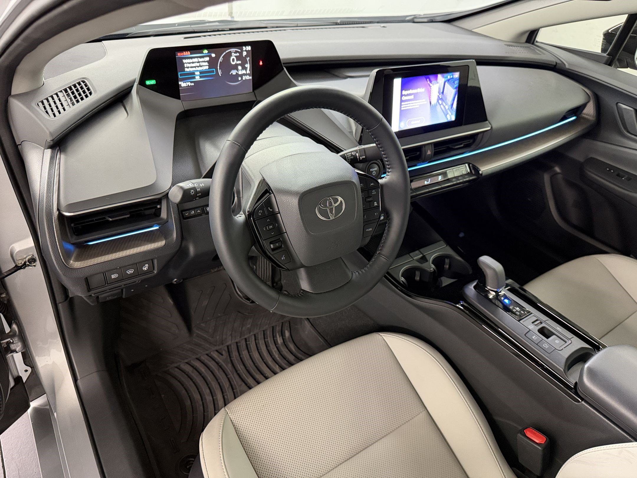 Used 2024 Toyota Prius XLE FWD image 4