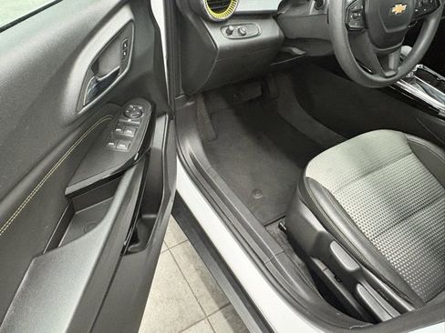 Used 2025 Chevrolet Trax LT image 9