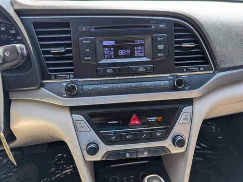 Used 2017 Hyundai Elantra SE FWD image 22