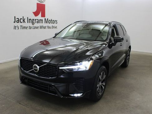 Used 2024 Volvo XC60 B5 Core AWD/4WD image 2