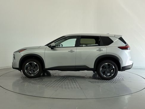 Used 2024 Nissan Rogue SV AWD/4WD image 2