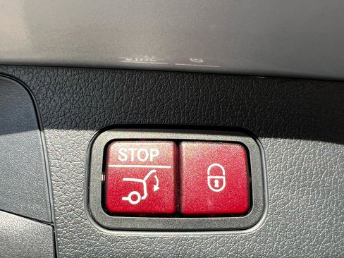 Used 2020 Mercedes-Benz GLB 250 4MATIC w/ Premium Package image 20