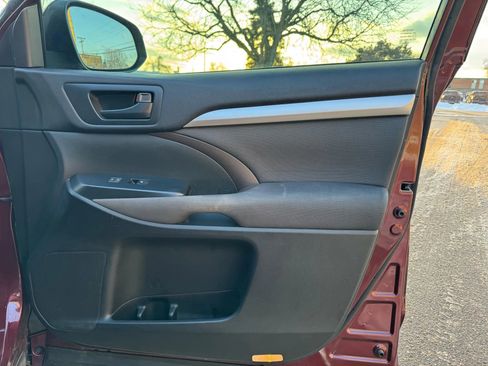 Used 2018 Toyota Highlander LE image 29