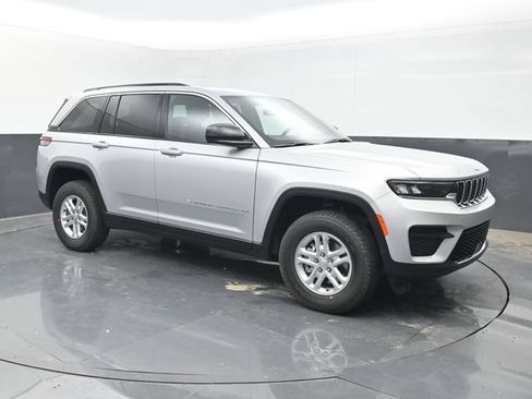Used 2025 Jeep Grand Cherokee Laredo AWD/4WD image 8