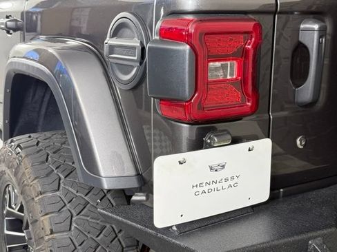 Used 2018 Jeep Wrangler Unlimited Sahara AWD/4WD image 14