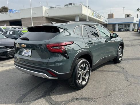 Certified 2025 Chevrolet Trax LT image 4