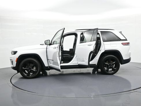 Used 2023 Jeep Grand Cherokee Limited w/ Black Appearance Package AWD/4WD image 24