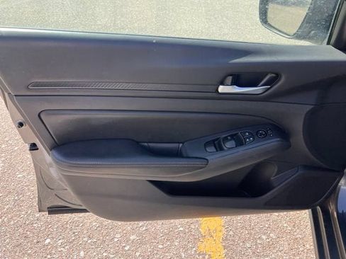 Used 2024 Nissan Altima 2.5 SV FWD image 9