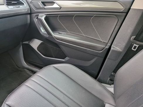 Used 2023 Volkswagen Tiguan SE w/ Panoramic Sunroof Package image 17