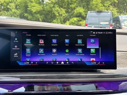 Used 2025 BMW 750e xDrive image 33