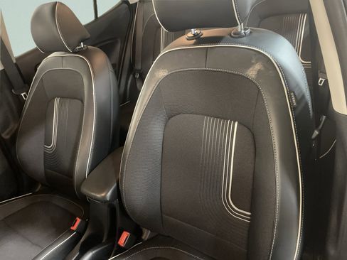 Used 2025 Hyundai Venue Limited image 14