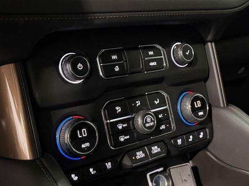 Used 2021 Chevrolet Tahoe High Country w/ Premium Package AWD/4WD image 30
