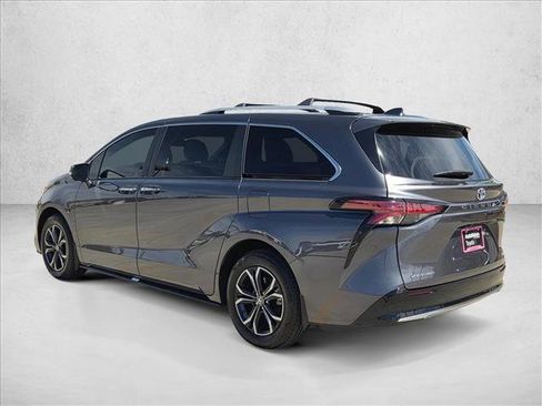 Used 2025 Toyota Sienna Platinum image 8