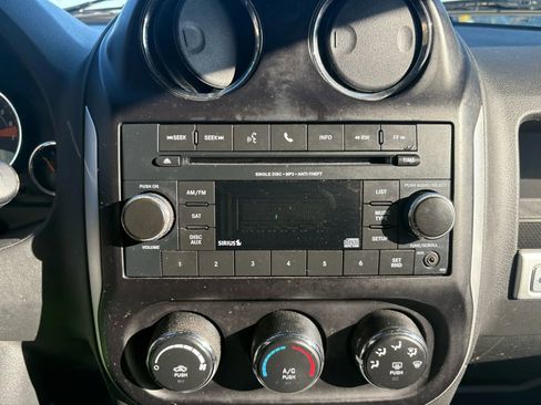 Used 2017 Jeep Compass Latitude image 13