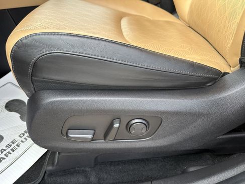 Used 2022 Kia Carnival EX image 22