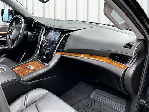 Used 2016 Cadillac Escalade Luxury image 28