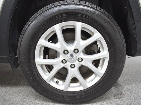 Used 2016 Jeep Cherokee Latitude w/ Cold Weather Group image 29