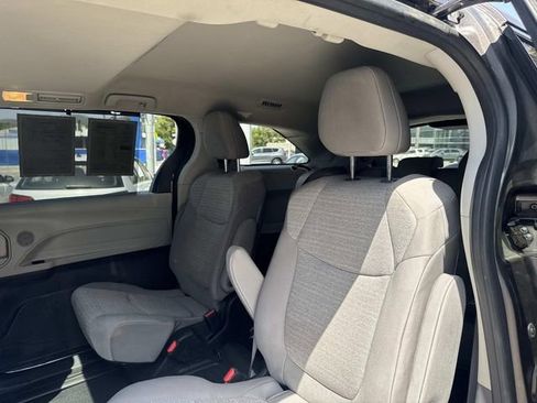 Used 2022 Toyota Sienna LE w/ LE Plus Package AWD/4WD image 9