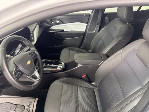 Used 2025 Chevrolet Trax LT w/ LT Convenience Package FWD image 25