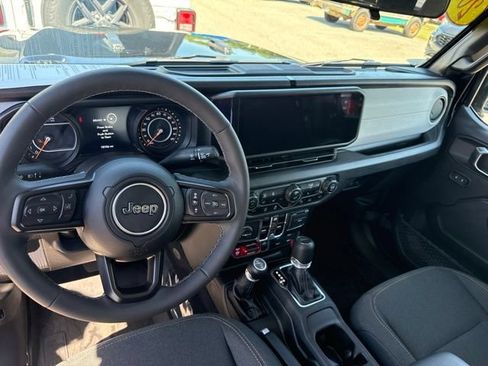 Used 2025 Jeep Gladiator Sport AWD/4WD image 11
