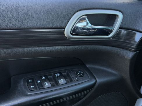 Used 2019 Jeep Grand Cherokee Altitude image 24