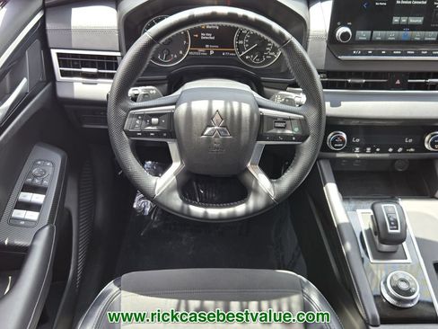 Used 2023 Mitsubishi Outlander SE FWD image 14