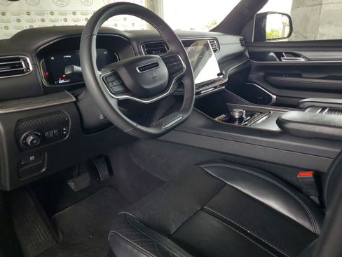Used 2024 Jeep Wagoneer L Series II RWD image 18