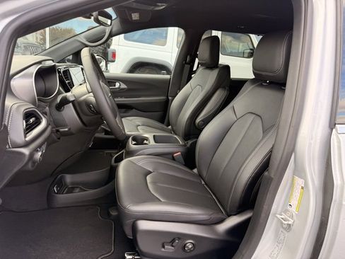 New 2026 Chrysler Pacifica Select image 13