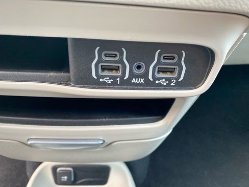 Used 2023 Chrysler Voyager LX image 12