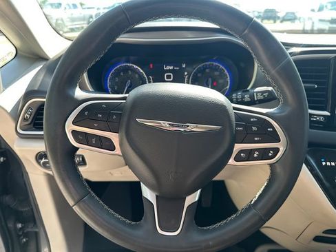 Used 2022 Chrysler Pacifica Touring-L FWD image 26