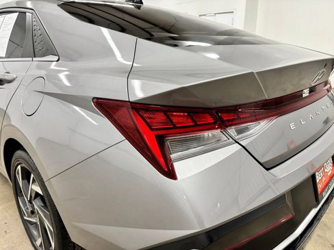Certified 2025 Hyundai Elantra Limited FWD image 8