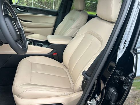 Used 2025 Jeep Grand Cherokee Limited RWD image 5