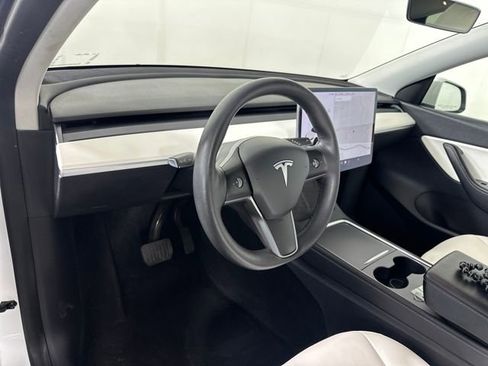 Used 2021 Tesla Model Y Long Range image 13