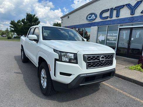 Used 2024 Nissan Frontier SV RWD image 2