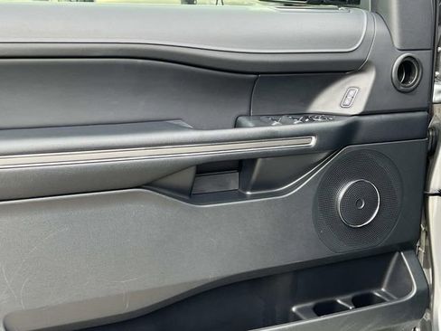 Used 2023 Ford Expedition XLT image 9