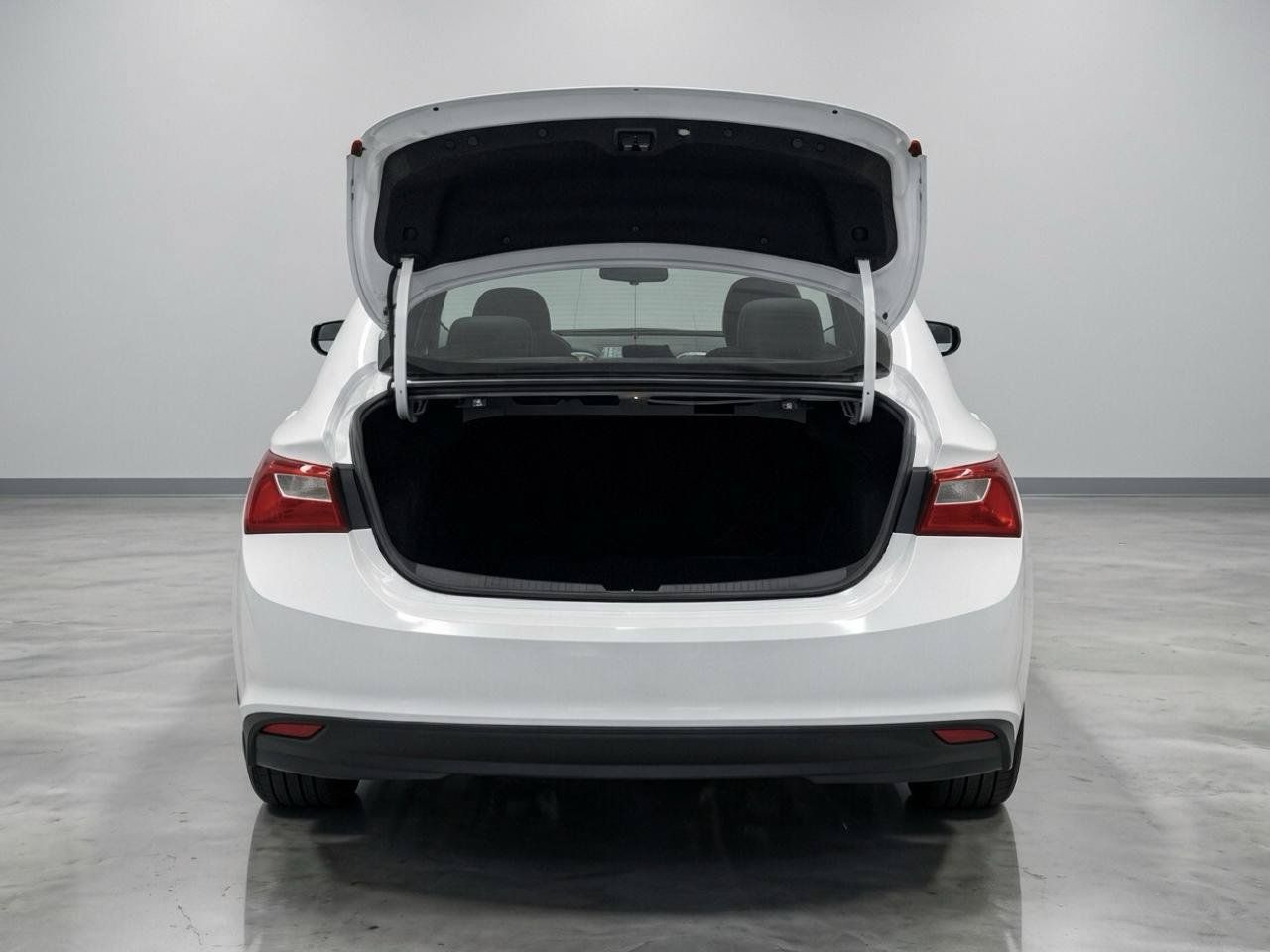 Used 2023 Chevrolet Malibu LS FWD image 5
