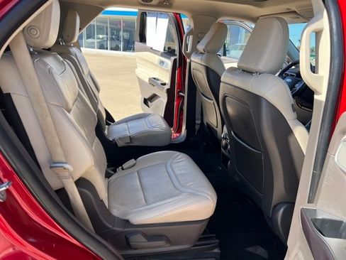 Used 2020 Ford Explorer Platinum w/ Premium Technology Package image 19