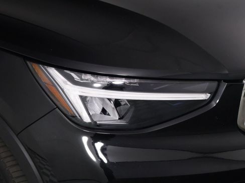 Certified 2025 Volvo XC40 B5 Plus AWD/4WD image 26