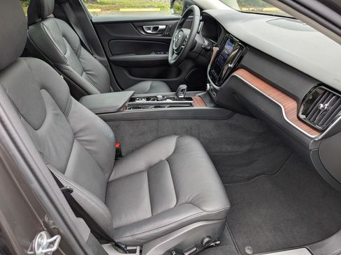 Used 2025 Volvo V60 B5 Cross Country Plus image 15