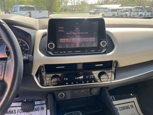 Used 2021 Nissan Rogue SV w/ Premium Package image 18