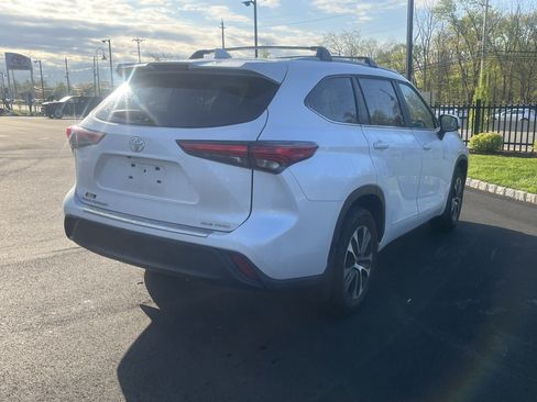 Used 2023 Toyota Highlander XLE AWD/4WD image 3