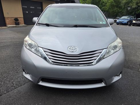 Used 2015 Toyota Sienna XLE FWD image 2