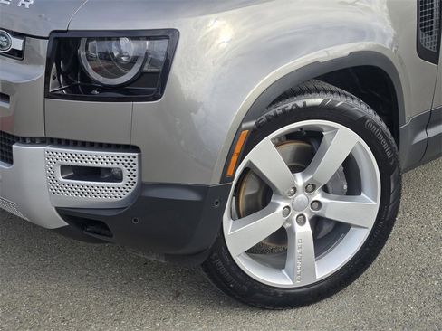 Used 2024 Land Rover Defender 110 SE image 9