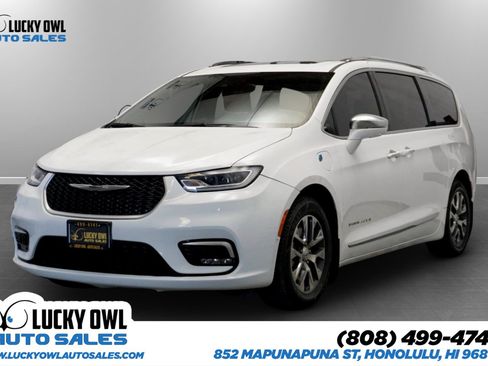 Used 2022 Chrysler Pacifica Pinnacle FWD image 1