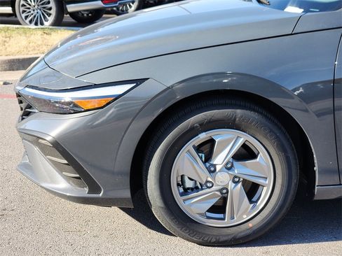 New 2025 Hyundai Elantra SE image 8